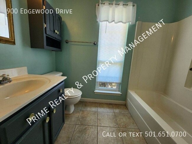 Building Photo - 900 Edgewood Dr