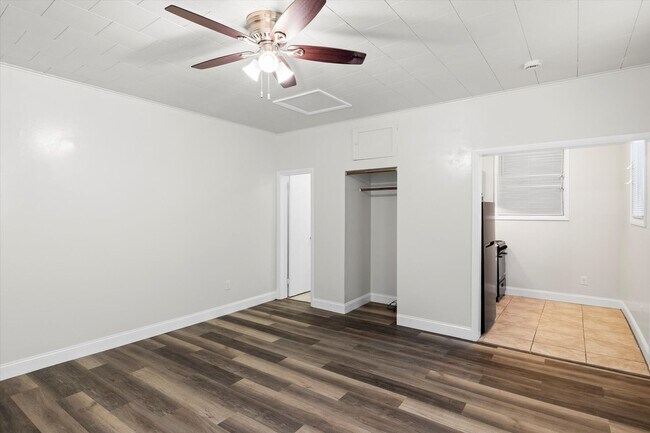 Building Photo - Newly Renovated Studio