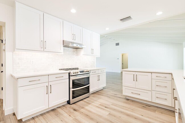 Building Photo - 120 Miramar Way