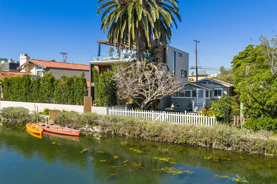 Building Photo - 439 Howland Canal