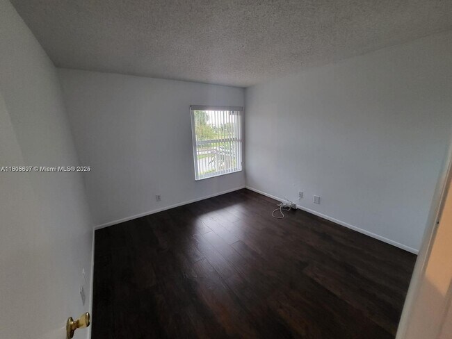Building Photo - 405 S Pine Island Rd