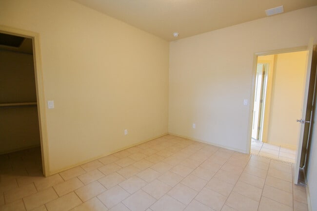 Building Photo - 5806 Redstone Rim Dr