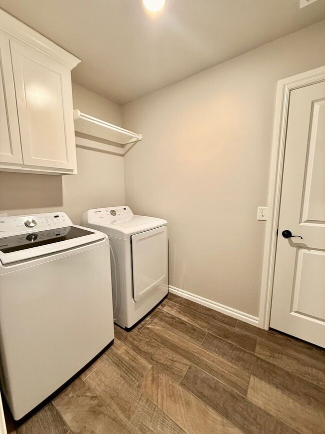 Building Photo - Gorgeous Newer Build! 3 Bed 2 Bath in Deer Creek Schools