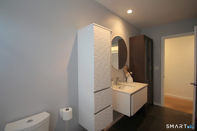 Building Photo - 83 Quinlan Ave