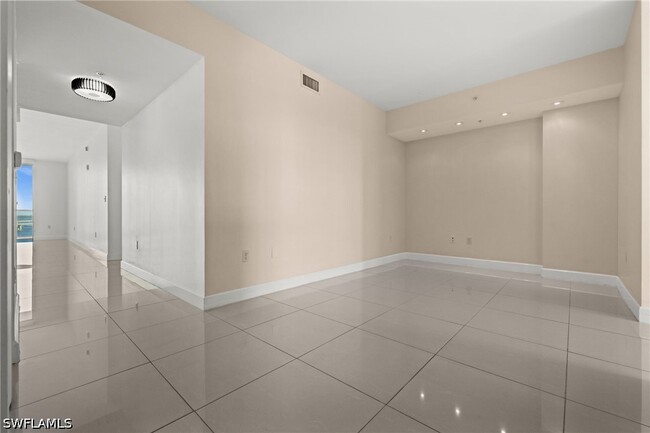 Building Photo - 3000 Oasis Grand Blvd