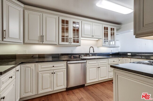 Building Photo - 435 N Oakhurst Dr