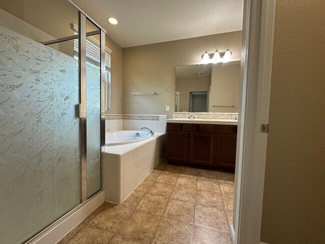 Building Photo - Beautiful 4 Bedroom, 3 Full Bath W/ Office...