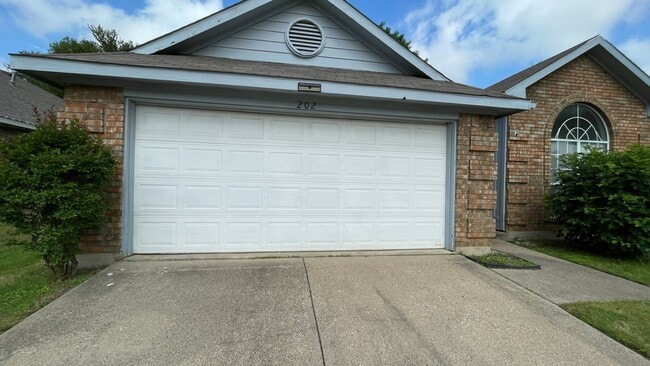 Building Photo - Nice Single Story in Waterford Oaks-Cedar Hill