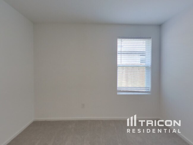 Building Photo - 3009 fantasy Terrace Dr