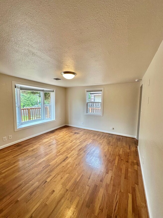 Building Photo - Charming 2-Bedroom, 2- bathroom Home with Bonus Space & Prime Shoreline Location