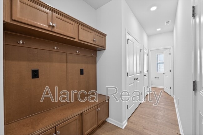 Building Photo - 2962 Sloan Dr