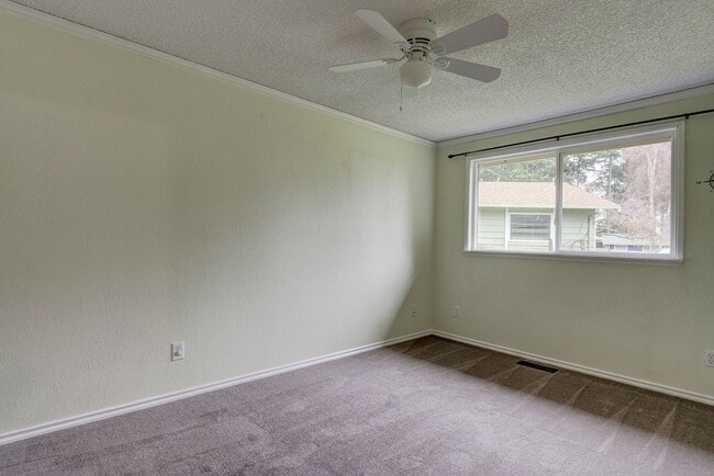 Building Photo - Spacious 3 Bedroom 2 Bath in desirable neighborhood