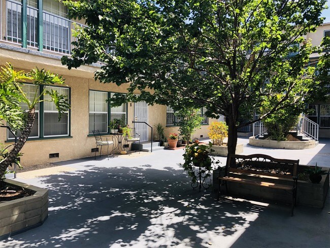 Building Photo - 410 S Sierra Madre Blvd