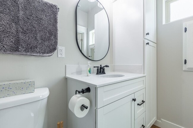 Building Photo - Charming Fully Furnished 1 Bedroom, 1 Bath...