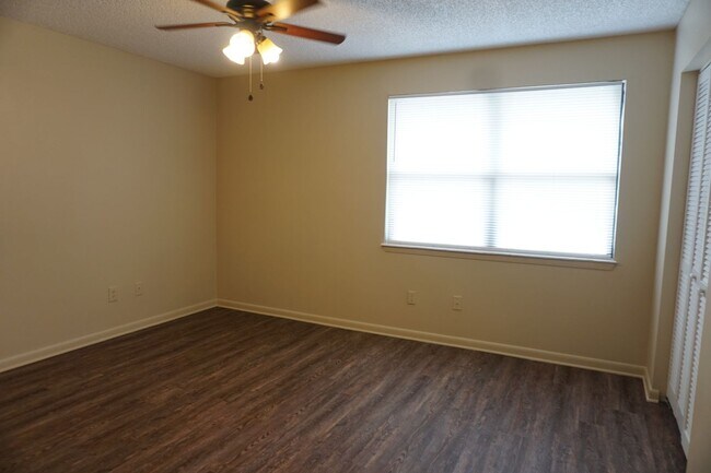 Building Photo - 5528 Greatpine Ln S