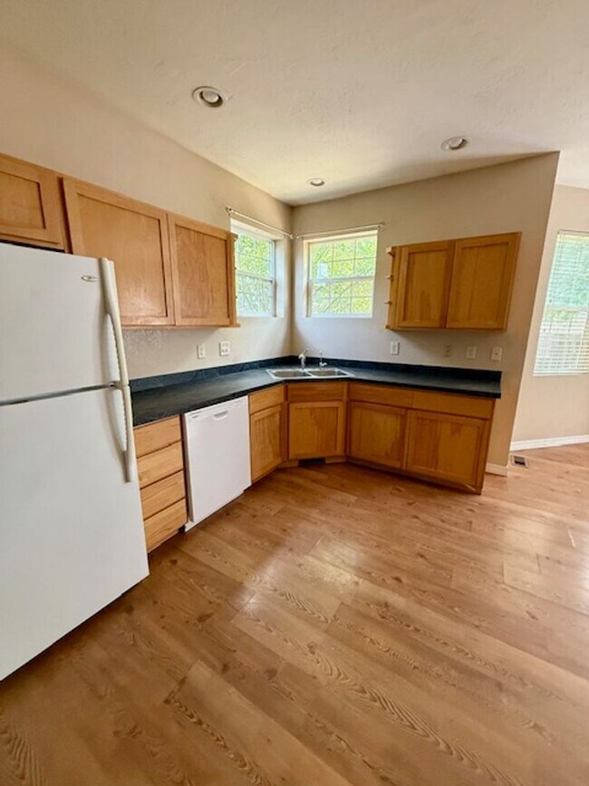 Building Photo - Beautiful 3 Bedroom 2 Bathroom House  **2 Weeks Free Rent**