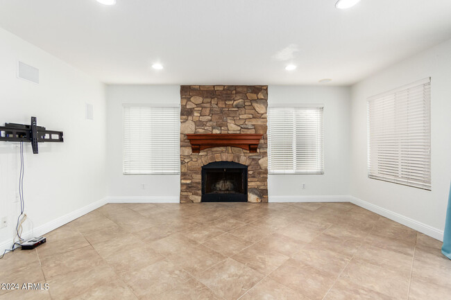 Building Photo - 7217 W Crest Ln