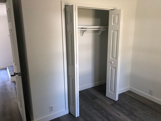 Building Photo - Spacious 3 bed 2 bath house in the greater...
