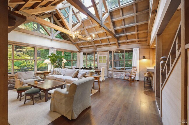 Building Photo - 224 Cascade Dr