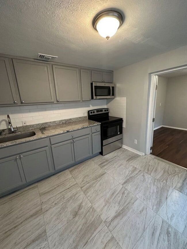 Building Photo - **Move in ready - 3/2 Renovated single family home