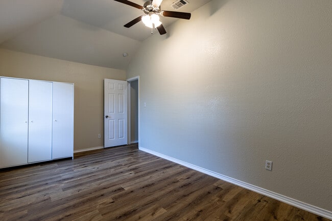 Building Photo - 1210 Woodside Ln