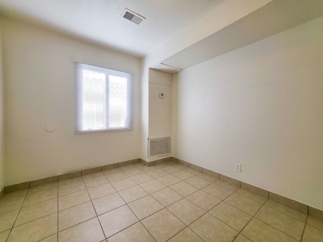 Building Photo - Cozy 1 bedroom 1 bathroom apartment available for lease in Yuma, AZ!