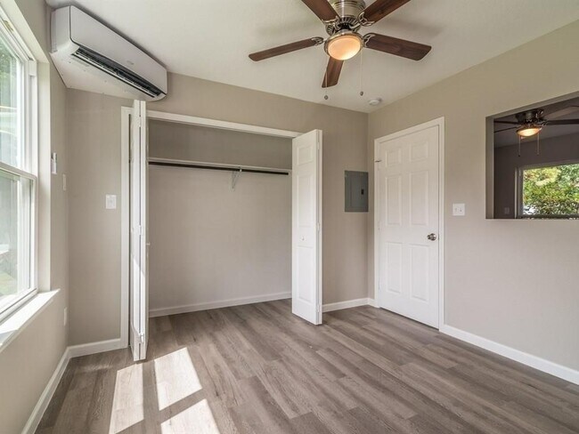 Building Photo - 1819 Cove Park Dr