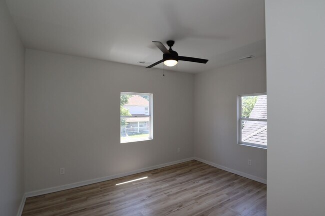 Building Photo - 126-128 N Colorado Ave
