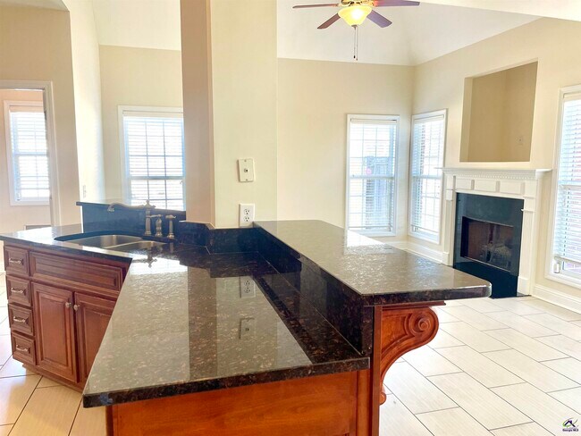 Building Photo - 300 Pembroke Pointe