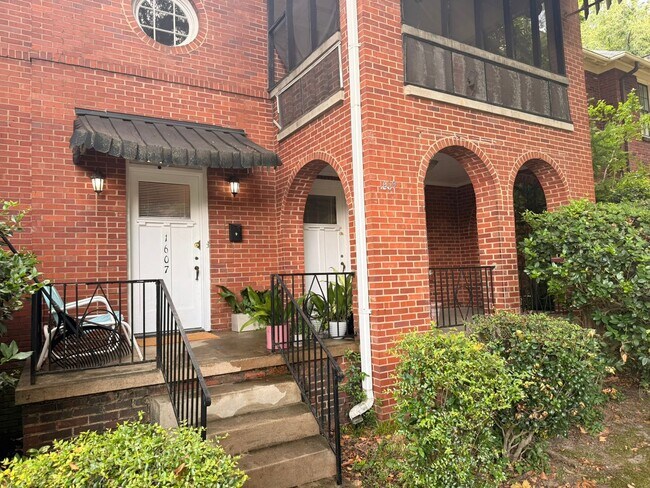 Building Photo - 1609-1609 Hollywood Dr