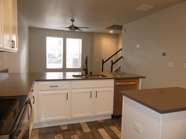 Building Photo - 3 Bedrooms! Close to the Mountains! 2 Car ...