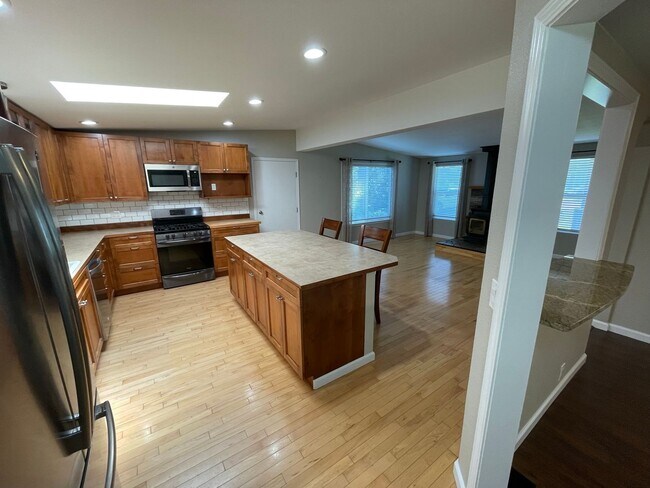 Building Photo - 4113 Kingsway