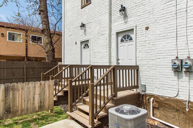 Building Photo - 1013 E Rich St