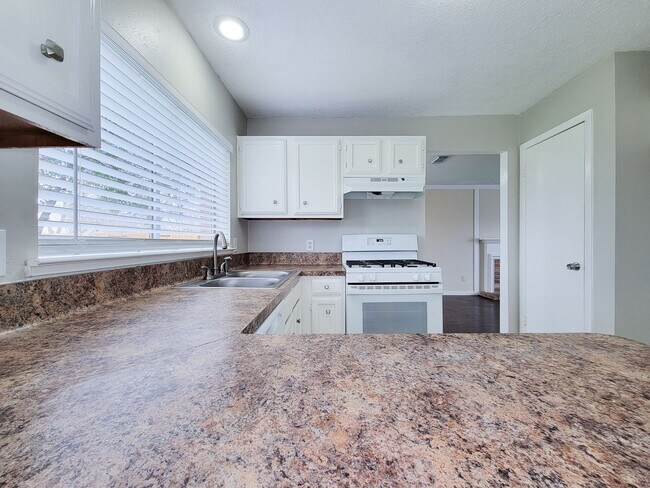 Building Photo - Welcome home to a bright & spacious retreat in sought-after Steeplechase where comfort, function ...