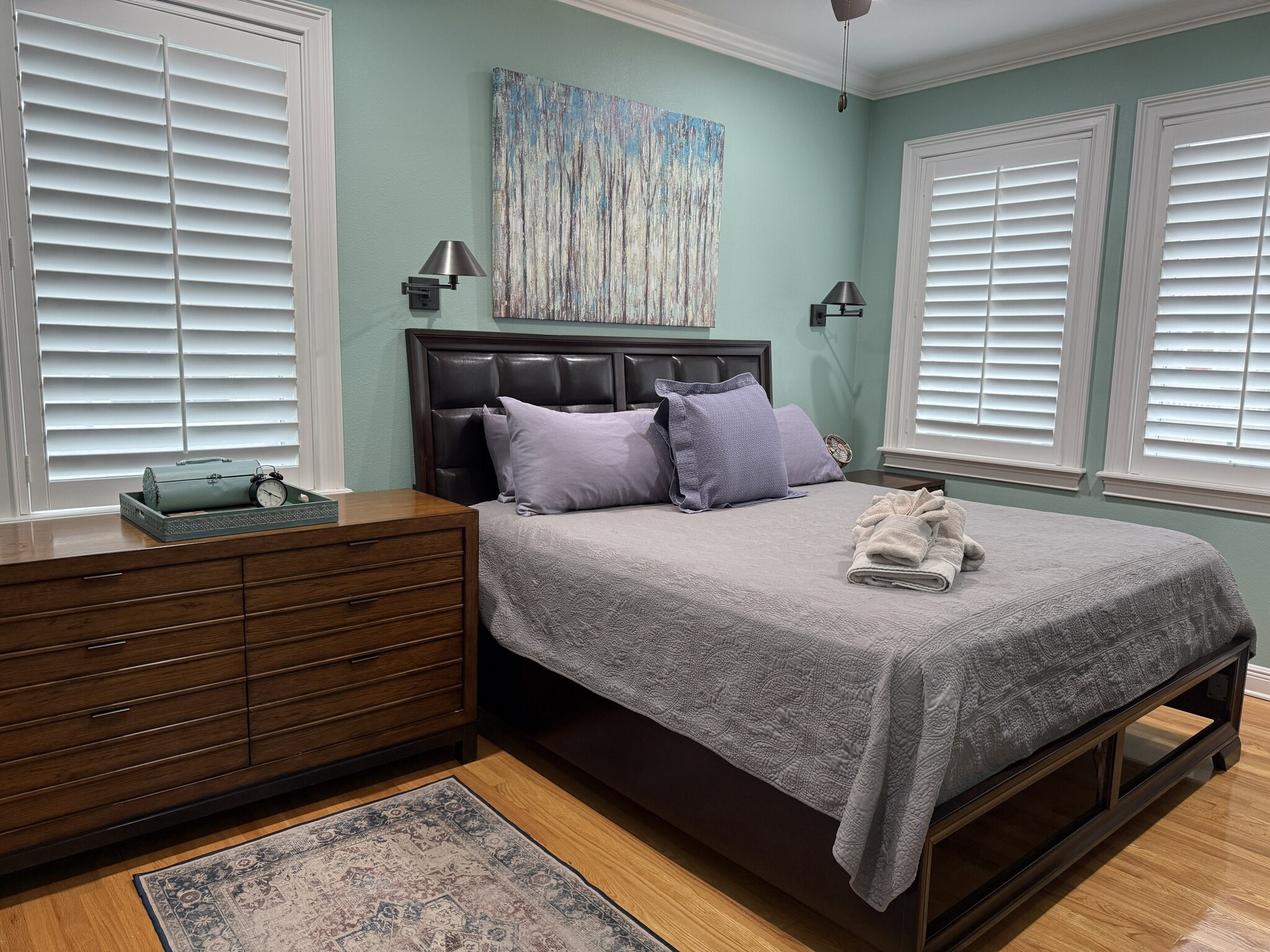 King size bed - 3319 W Granada St