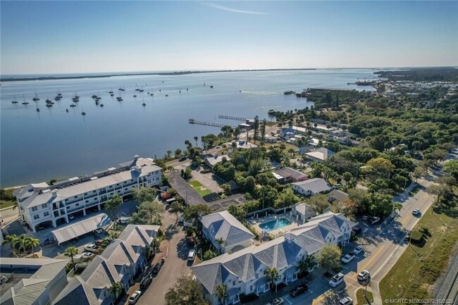 Building Photo - 3651 NE Pineapple Ave