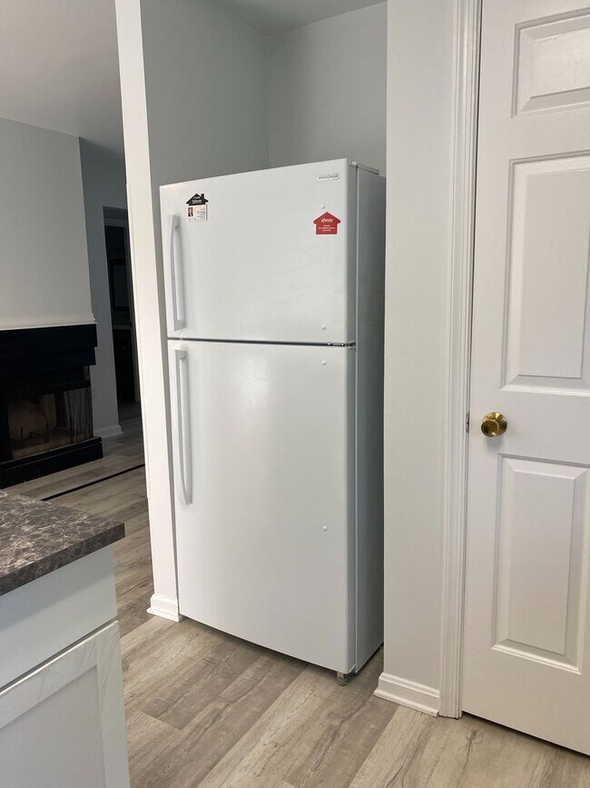 Building Photo - Remodeled Seven Oaks Condo