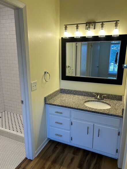 Building Photo - 515 Basswood Ave