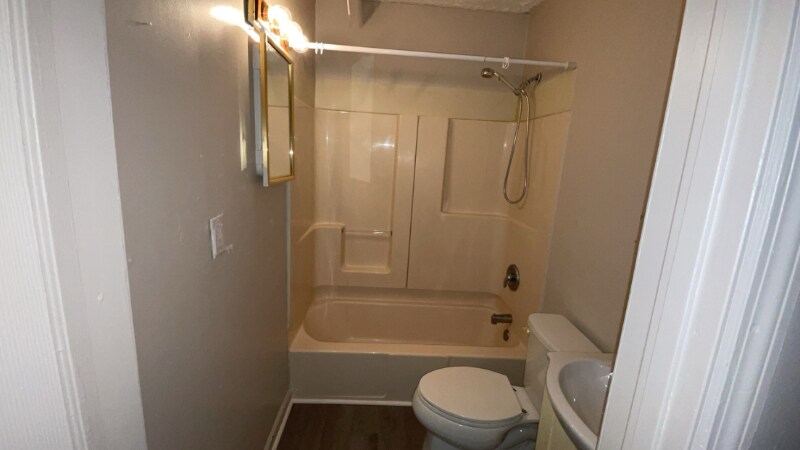 Building Photo - 124 1/2 Maple St