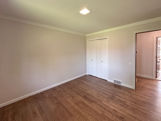 Building Photo - Stylish Grosse Pointe Woods Ranch with EV ...
