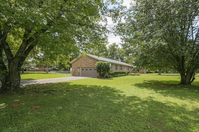 Building Photo - 748 Dejarnette Ln
