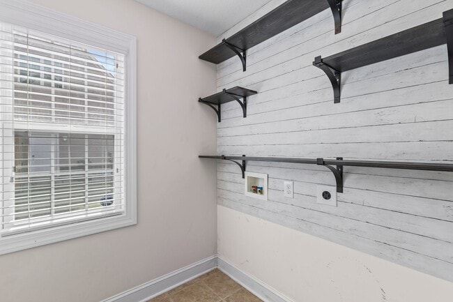 Building Photo - 907 Stagecoach Dr