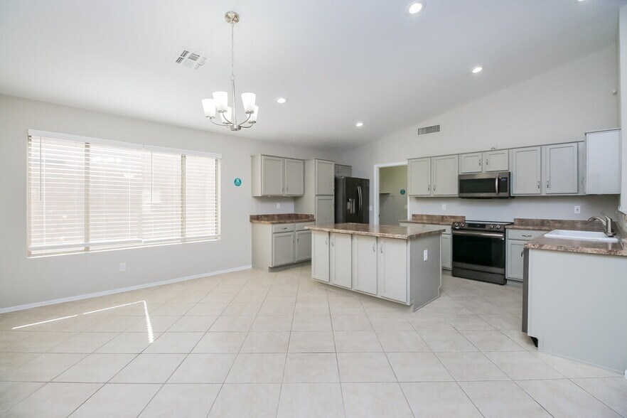 Building Photo - 10912 E Dragoon Ave