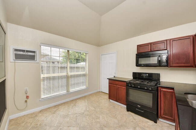 Building Photo - 13918 Goodridge Dr