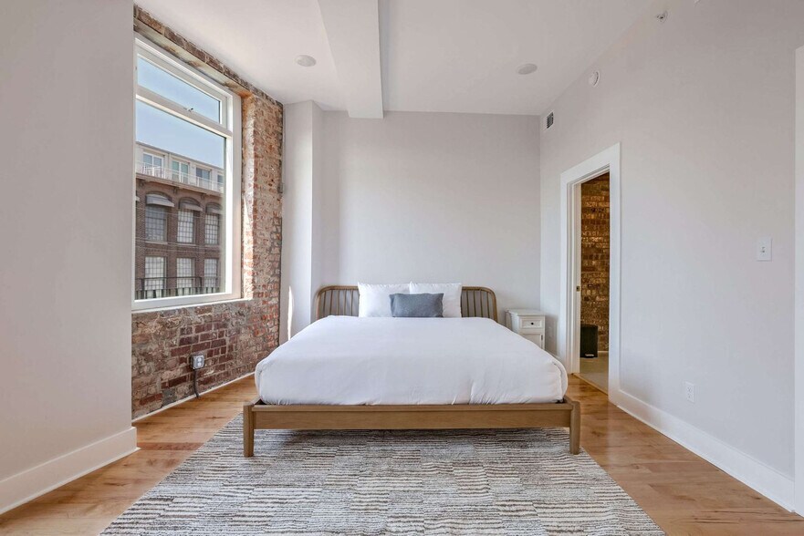 Building Photo - 1050 Annunciation St