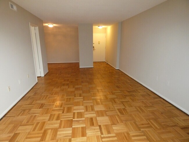 Building Photo - Renovated 1BR, 1BA + Garage Space. 2 Block...