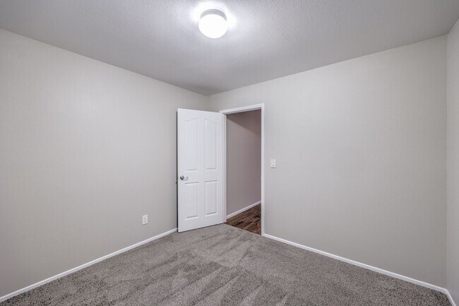 Building Photo - Gorgeous 6Bed/5Bath/4Car, 2-Story Home located in the Mountains Edge