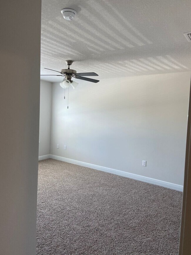 Building Photo - COMMUNITY POOL! Close to Navy base, beach,...