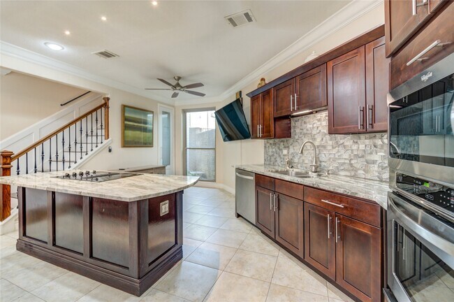 Building Photo - 2527 Potomac Dr