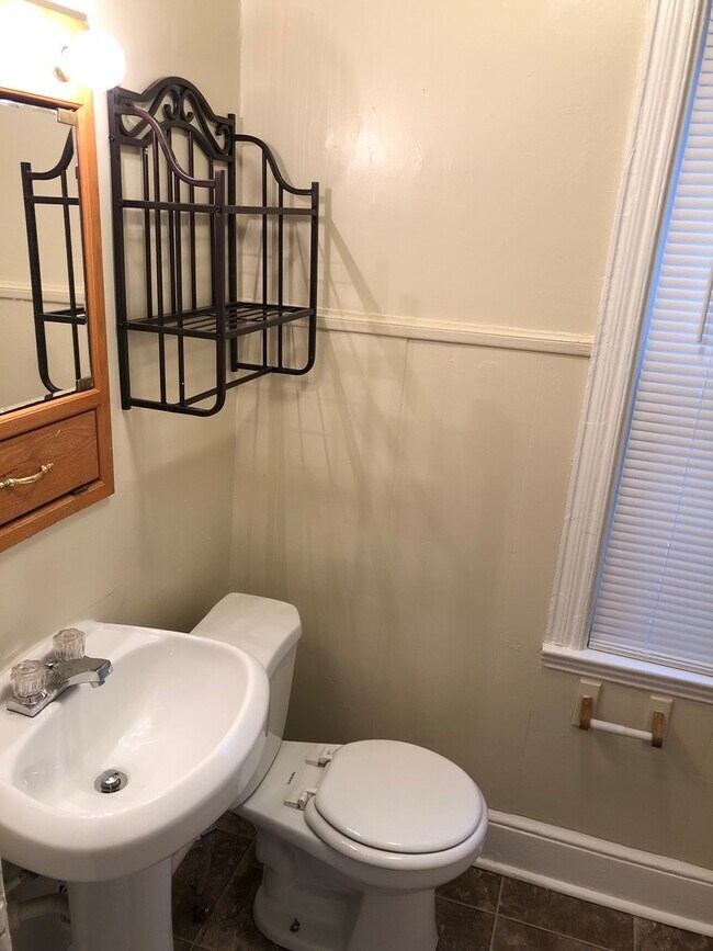 Building Photo - 654.5 Columbia Ave